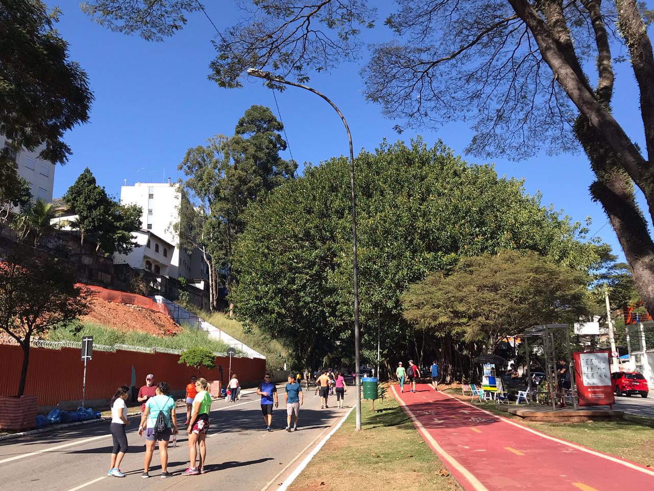 Avenida Sumaré com pessoas ocupando o local com atividades esportivas, ao lado da via aparece uma ciclovia 